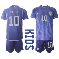 Koszulka piłkarska Argentyna Lionel Messi #10 Strój wyjazdowy dla dzieci MŚ 2022 tanio Krótki Rękaw (+ Krótkie spodenki)